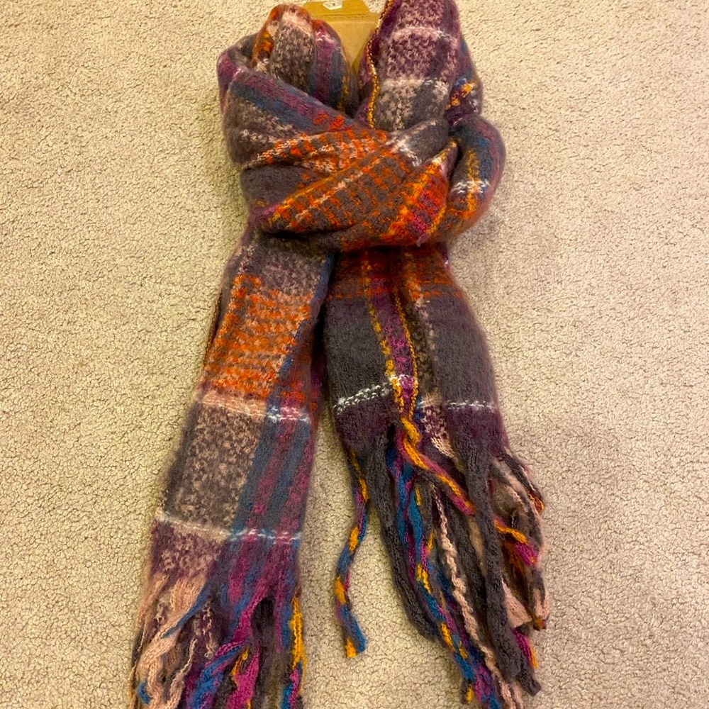 BNWT, Soft, Warm, Cozy Plaid Scarf - Perfect for Fall and Winter!! 🍂❄️☃️